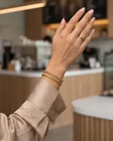 Pulsera de eslabones tipo cadena en color dorado, con diseño clásico y acabado brillante.
