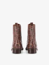 Bota baja de cuero con grabado snake en tonos marrones y negros, punta cuadrada, elásticos laterales y taco bajo de madera.