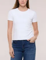 Remera básica blanca de manga corta y cuello redondo, de corte ajustado.