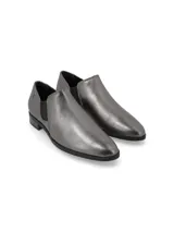 Zapato de cuero metalizado color plomo, con elásticos laterales texturizados, taco bajo y punta semi-redondeada.