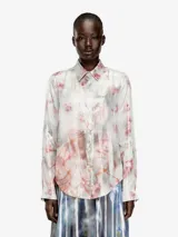 Camisa Diesel C-Ronor-S2 de manga larga, confeccionada en tejido fluido y semitransparente con acabado metalizado. Presenta estampado abstracto de efecto acuarela, cuello clásico y cierre frontal con botones.