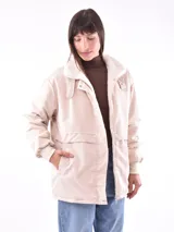 Campera de abrigo color beige claro, con cuello forrado en pelo sintético blanco. Presenta cierre frontal, bolsillos con tapa y puños ajustados.
