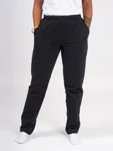 Pantalón de jogging negro, de corte recto y tiro alto, con cintura elástica ajustable con cordón y bolsillos laterales.
