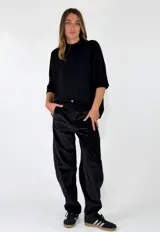 Pantalon de pana color marron oscuro, de corte recto y tiro medio, con costuras reforzadas en las rodillas y cierre frontal con boton.