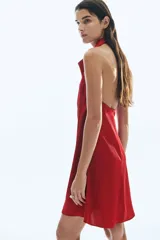 Minivestido halter de satén rojo, de corte holgado y fluido, con escote drapeado y cierre oculto en el lateral.