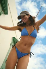 Conjunto de bikini azul con textura, compuesto por un corpiño triangular con breteles regulables y una bombacha vedetina con tiras regulables.