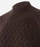 Suéter de punto color crema, con cuello alto, manga larga ajustada y textura zigzag.