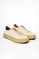 Championes urbanos Urban Haus, color beige con suela de plataforma en tono tostado y detalle en cuero marrón en el talón.