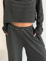 Pantalon de corte ancho y tiro medio, confeccionado en viscosa con estampado de rayas horizontales finas en color bordó y blanco.