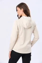 Campera de felpa con cierre frontal, capucha y detalle de parche de cuero sintético en la manga.