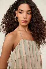 Top con tirantes finos, escote recto y diseño a rayas verticales en tonos verde y rosa. Presenta volados en la parte superior y corte suelto.