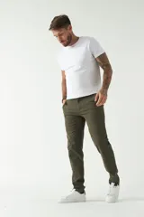 Pantalón chino color verde militar, corte slim, con bolsillos laterales y traseros, y presillas para cinturón.