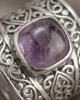 Anillo de plata 925 con diseño de filigrana y piedra amatista central de corte rectangular.