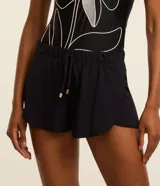 Short corto blanco de crepé con cintura elástica, cordón ajustable con punteras doradas y ruedo redondeado, diseñado como salida de playa por Bossa Nossa.