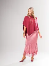 Falda midi color rojo cereza, confeccionada en tela tipo piel de durazno con detalle de encaje en el ruedo.