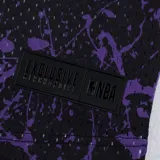 Musculosa de básquet negra con estampado abstracto en gris. Tiene cuello y sisas con ribete blanco. Estampado frontal con el nombre "Chicago" en rojo con borde blanco y el número 8 en rojo con borde blanco.