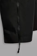 Pantalón deportivo de esquí color negro, confeccionado en tejido técnico impermeable de tres capas con costuras y cremalleras termoselladas. Cuenta con tirantes elásticos regulables, cintura ajustable, bolsillos frontales con cierre, refuerzos en la parte inferior de la pernera y sistema de rescate RECCO integrado.