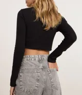 Pantalón wide leg de tiro alto en denim gris, con cierre de botón y cremallera, trabillas para cinturón y bolsillos delanteros y traseros.