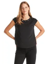 Blusa negra de punto elástico con caída fluida, cuello redondo y apliques de tachas doradas circulares en el cuello y los hombros. Tiene manga casquillo y ruedo redondeado.