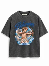 Remera de algodón de corte oversize, con efecto de lavado ácido (acid wash) en color gris oscuro. Presenta un gran estampado frontal que muestra un querubín con un arco y flecha sobre un fondo de nubes celestes, acompañado por el texto "Bohemian" y "BHDG" en tonos azules.