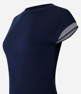 Blusa azul marino sin mangas de viscosa acanalada con cuello redondo y detalle de ribete a rayas en los hombros.