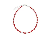 Pulsera de plata 925 con cuentas facetadas de cristal rojo y bolitas de plata intercaladas. Incluye cadena de alargue y cierre de mosquetón.