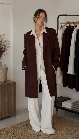 Tapado de corte recto en mezcla de lana y cashmere, color bordó. Presenta un diseño minimalista sin botones frontales y detalle de puños cruzados con botones decorativos.