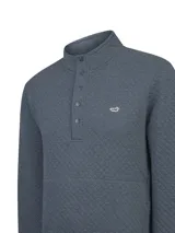 Buzo polar gris melange de cuello alto, con diseño acolchado de rombos y medio cierre frontal con broches metálicos. Presenta un pequeño parche bordado del icónico pato de la marca en el pecho.