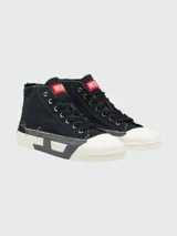 Zapatillas de caña alta Diesel modelo S-D-Verse, confeccionadas en lona negra con bordes deshilachados. Presentan puntera de goma blanca, suela con diseño geométrico en contraste y etiqueta roja con logo en la lengüeta.