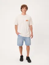 Remera de algodón blanca de corte holgado, con estampa en la espalda de estilo vintage inspirada en el surf.