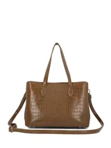 Cartera tipo tote de Hush Puppies en color tostado con textura de efecto cocodrilo. Cuenta con doble asa de mano, correa ajustable extraíble y un dije metálico colgante con el logo de la marca.