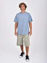 Remera blanca de manga corta, cuello redondo deshilachado y corte holgado.