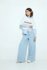 Jean de tiro bajo color negro, de silueta relajada y holgada, con deflecado en el bajo.