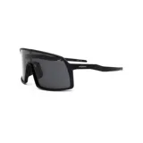Lentes de sol deportivos Mistral modelo Otron, con montura negra mate y lentes oscuros. Diseño envolvente con puente nasal integrado y patillas rectas.