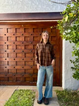 Pantalón de jean estilo wide leg, de tiro medio y corte holgado, con acabado en tono celeste claro y costuras a tono.