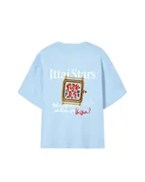 Remera de manga corta color crema con estampado gráfico en la espalda. El estampado incluye el texto "Ittai Stars", una ilustración de un reloj dorado con la palabra "FUCK" y los números "9-5", y la frase "Who wears a watch in Ibiza?".