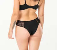 Bombacha blanca de lycra con laterales de encaje floral.