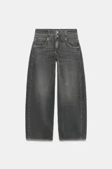Jeans de tiro medio con cinco bolsillos, diseño de pernera recta y wide leg, efecto gastado y cintura doble a contraste. Con cierre frontal con cremallera y botones metálicos.