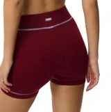 Bermuda de punto Rip Curl Sg Knitted, de tiro alto y corte ajustado, color bordó con costuras visibles a contratono.