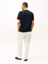 Remera azul marino de algodón con cuello redondo y logo de Tommy Hilfiger bordado en el pecho. El logo consiste en una franja blanca, el nombre de la marca y una franja roja.