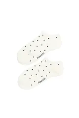 Par de medias invisibles de algodón color blanco con estampado de lunares negros y logo de la marca estampado en el lateral.