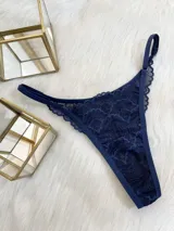 Tanga colaless de encaje azul con laterales regulables y entrepierna de algodón.
