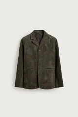Blazer relaxed fit de Zara confeccionado en piel con acabado ante, de color verde oscuro. Cuenta con cuello de solapas de muesca, manga larga, bolsillos de doble vivo en la cadera y cierre frontal de tres botones.