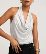 Top de mujer color azul marino con efecto satinado, diseño de cuello halter y escote drapeado (escote degagê o cuello boba).