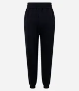 Pantalón tipo jogger de corte holgado con cintura elástica y cordón bicolor ajustable. Presenta puños elásticos en los tobillos y bolsillos laterales.