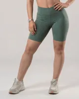Calza biker de tiro alto, color verde jaspeado, confeccionada en algodón y lycra opaca. Presenta una faja doble tela sin elástico superior para mayor sujeción y comodidad.