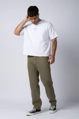 Pantalón color beige de gabardina, corte recto y estilo casual.