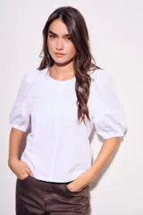 Remera color ladrillo de algodón peinado, de corte ajustado, con cuello redondo y mangas globo 3/4.