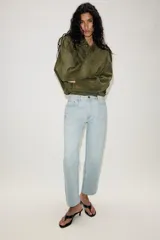 Jeans de tiro alto con diseño de cinco bolsillos, corte slim y bajo con acabado sin costuras. Cierre frontal con cremallera y botón.