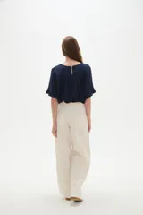 Pantalon de jean color natural, de corte baggy con cintura media, bolsillos laterales amplios y ajuste mediante cordón en la cintura.